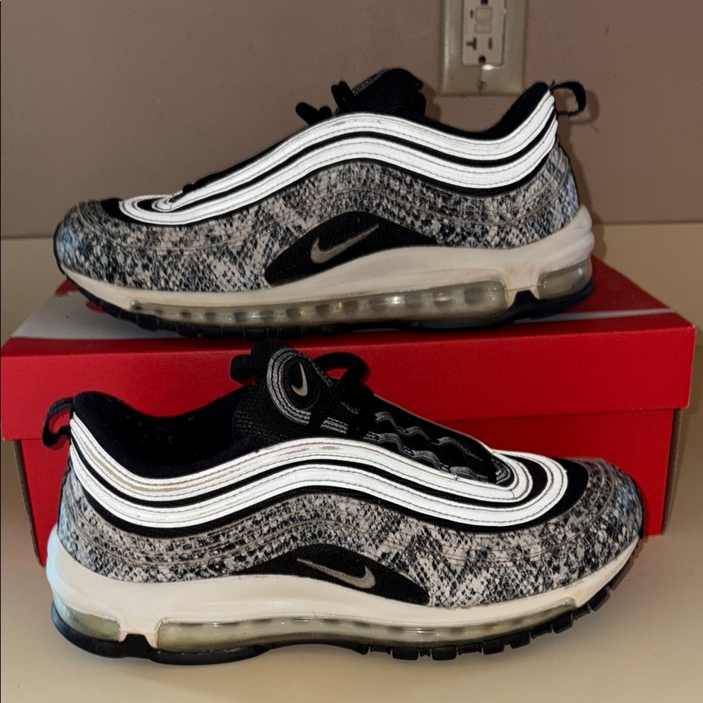 Nike Women's Athletic Shoes - Black and White